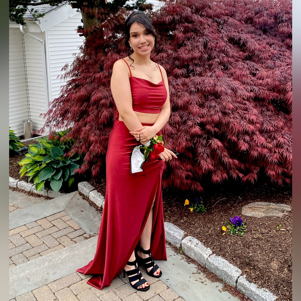 A burgundy dress from Windsor. Only wore once and still in perfect conditions.